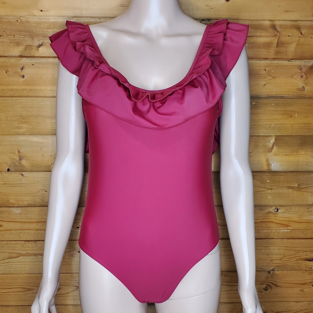 ❤️3/$15.00 Swimsuit ruffles short sleeve cherry with bra color Size L